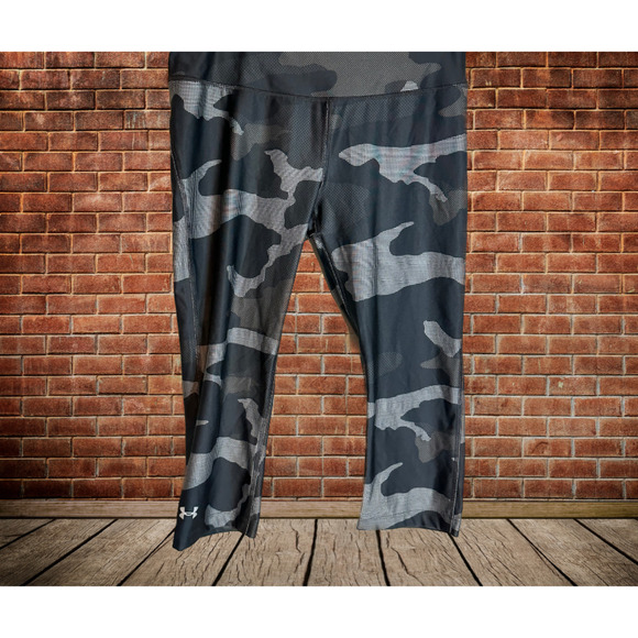 UNDER Armour Compression Camo Athletic Leggings Capri  - size small - Picture 1 of 3